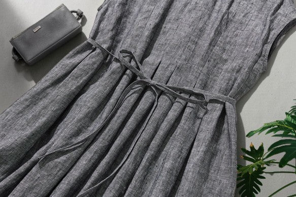 Das elegante Chambray: Handgefertigtes plissiertes Kleid aus 100 % japanischem Leinen