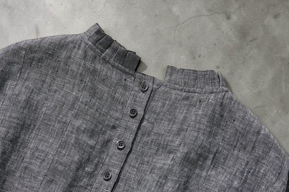 Das elegante Chambray: Handgefertigtes plissiertes Kleid aus 100 % japanischem Leinen