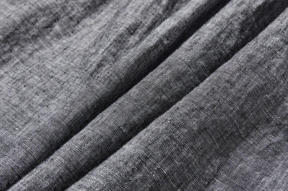Das elegante Chambray: Handgefertigtes plissiertes Kleid aus 100 % japanischem Leinen